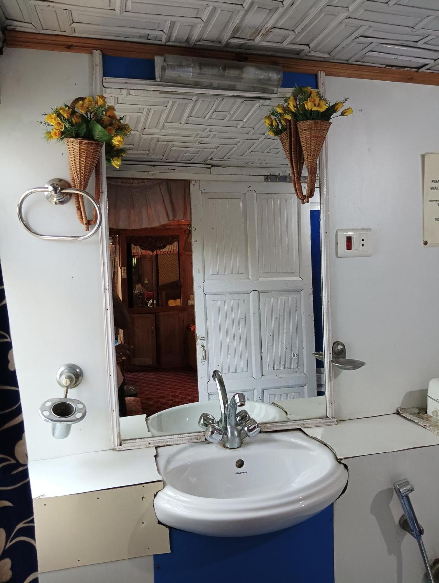 New Minar Group Of Houseboats 호텔 Srīnagar 외부 사진