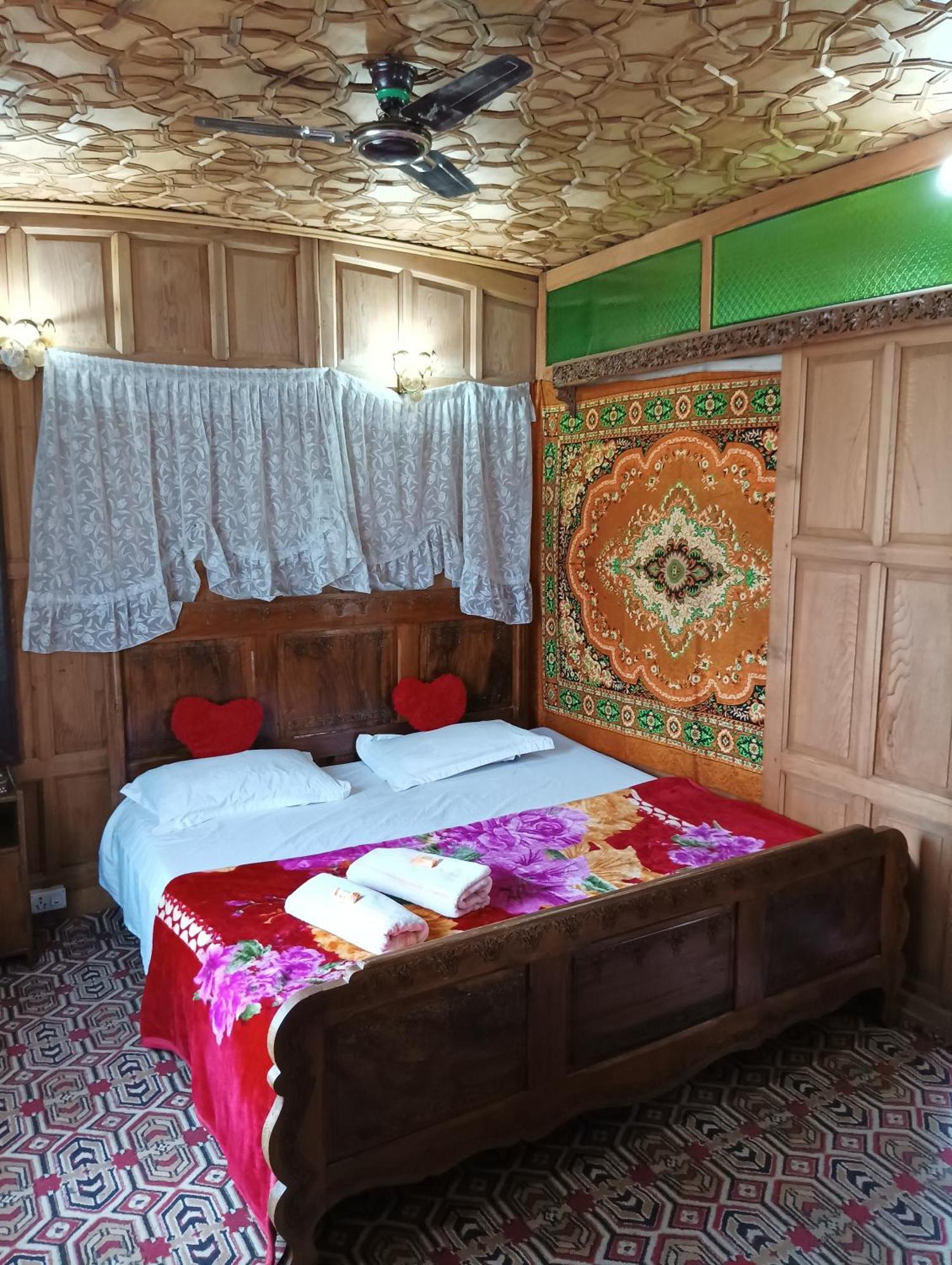New Minar Group Of Houseboats 호텔 Srīnagar 외부 사진