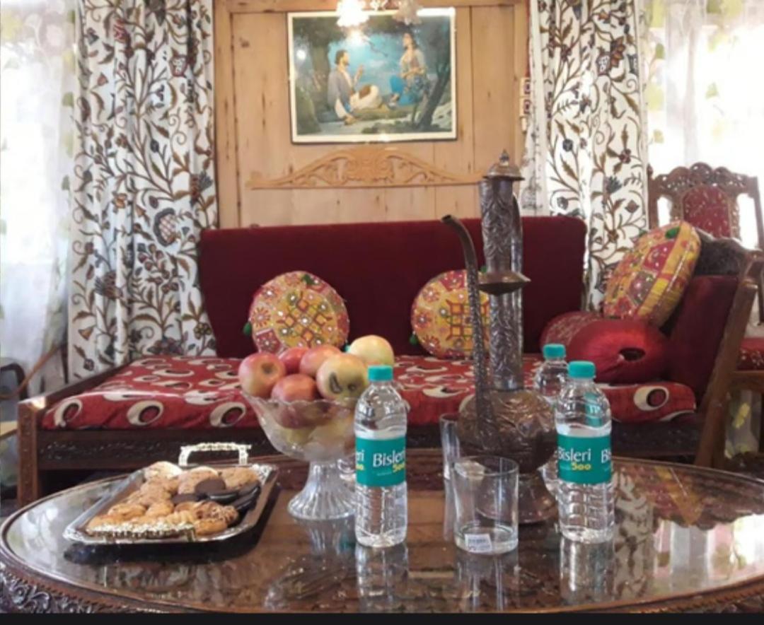 New Minar Group Of Houseboats 호텔 Srīnagar 외부 사진